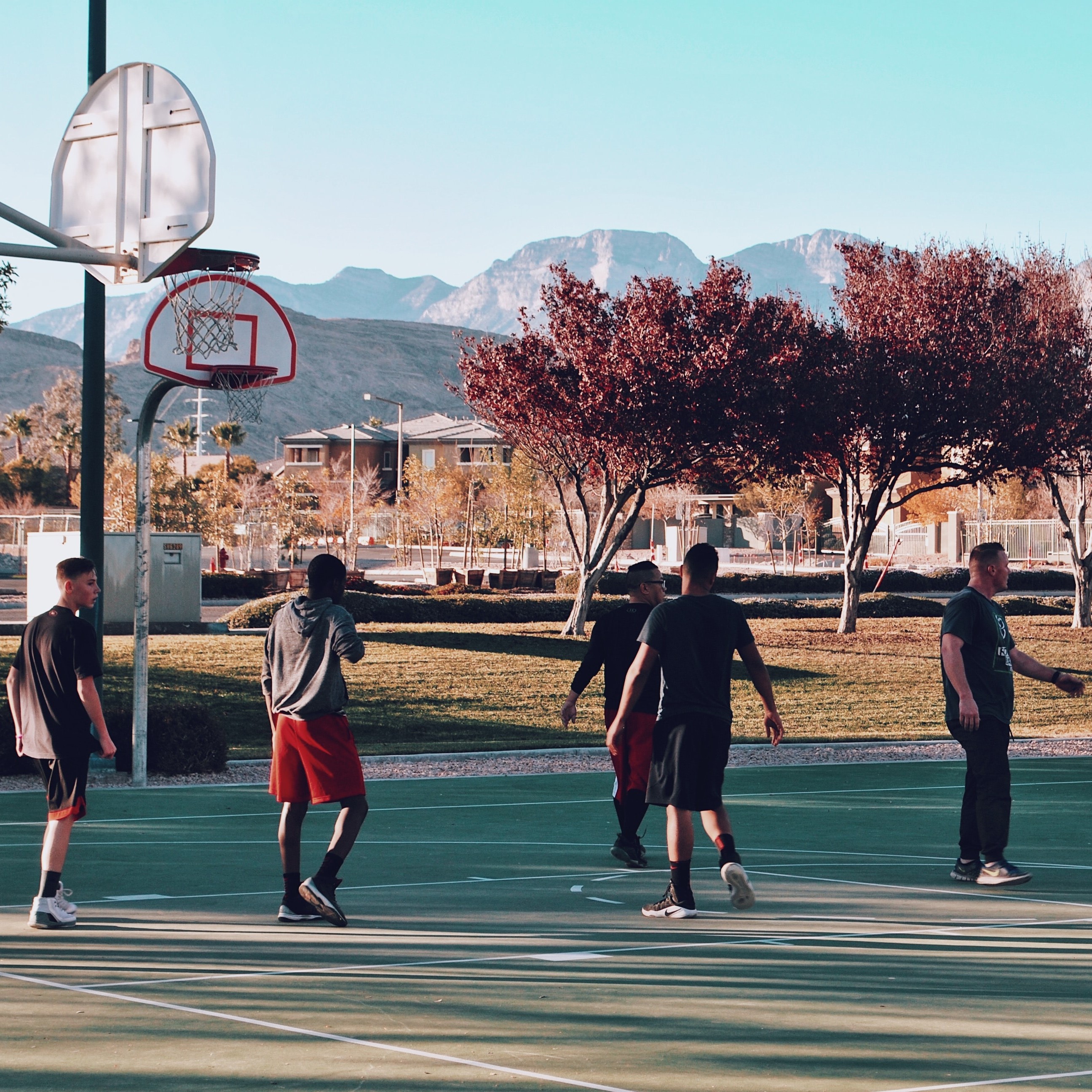 Photo d'un terrain de basket près d'une montagne